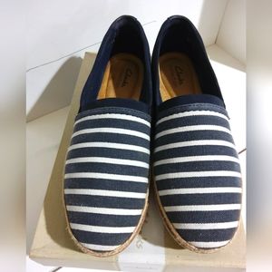CLARKS Cloudsteppers Navy White stripes 9 1/2 M